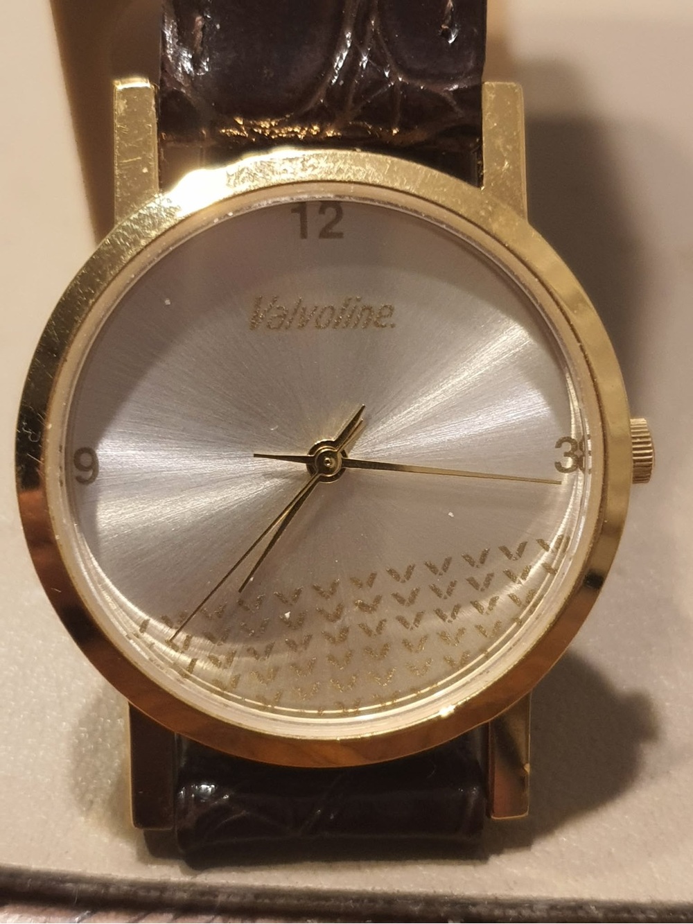 🦋10/$20🦋 Valvoline Goldtone/Silver Leather Promotional Women's Watch